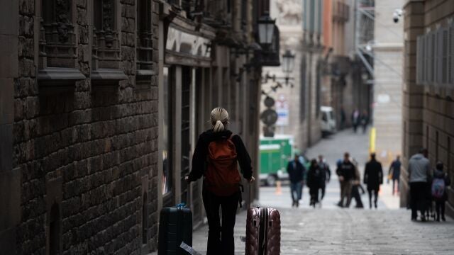 Una persona con dos maletas, a 22 de febrero de 2024, en Barcelona, Catalunya (España). Los pisos turísticos de Barcelona registran ocupaciones del 95% durante la semana del Mobile World Congress (MWC) con reservas medias de 4,5 noches. Según los datos de la Asociación de Apartamentos Turísticos de Barcelona (APARTUR), muchos de los congresistas que se alojan en este tipo de establecimientos son "repetidores" de otras ediciones del congreso tecnológico.