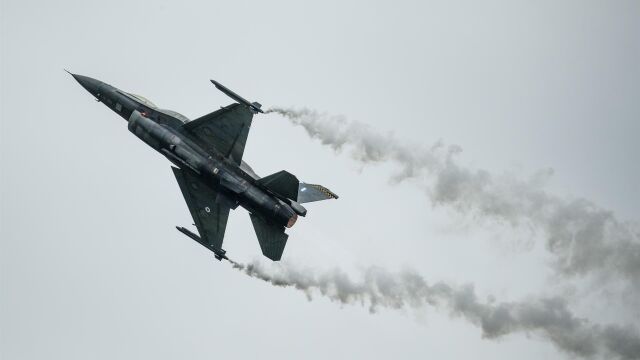 Un caza F-16 
