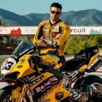 Luca Salvadori posa en el circuito de Mugello