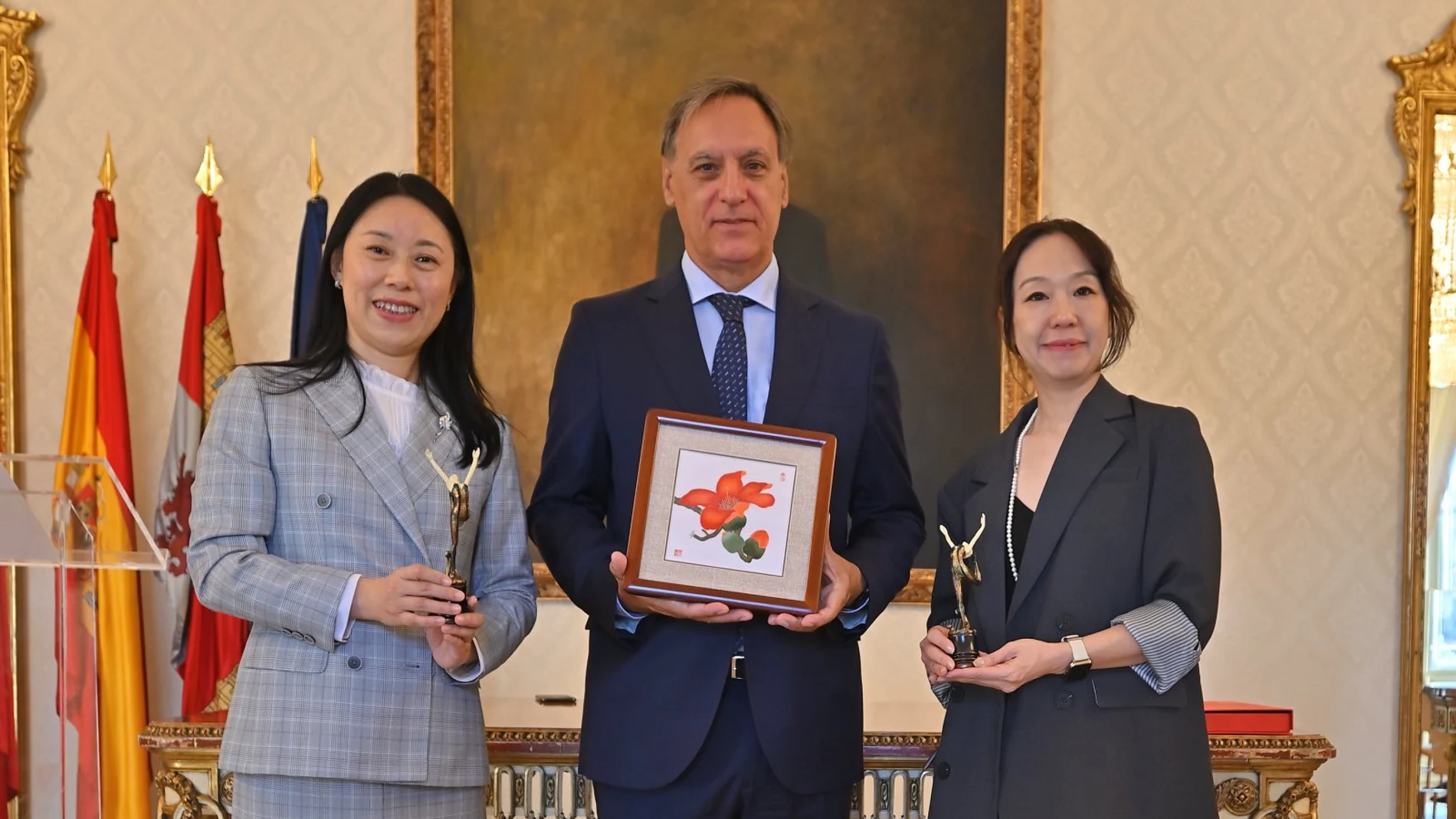 El alcalde de Salamanca, Carlos García Carbayo, recibe a una delegación de la empresa china Guangdong Textiles