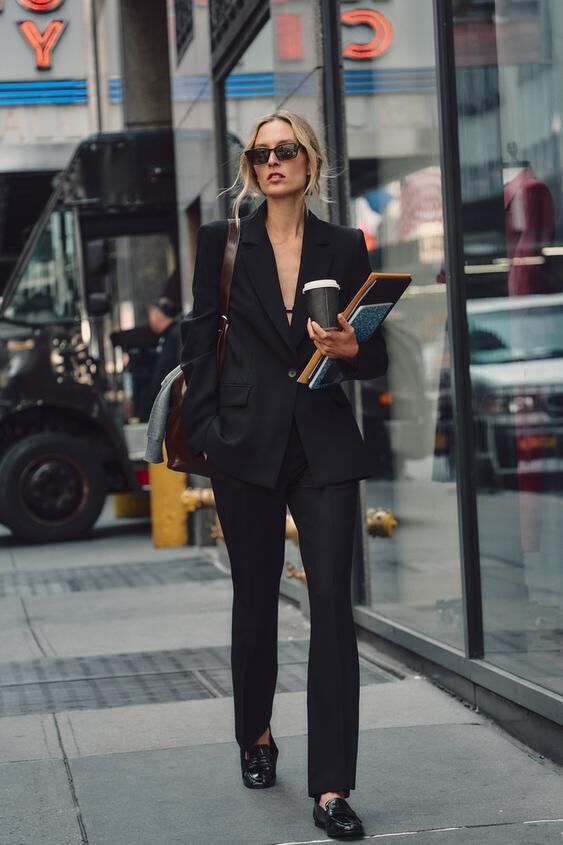 Blazer negra de Zara.