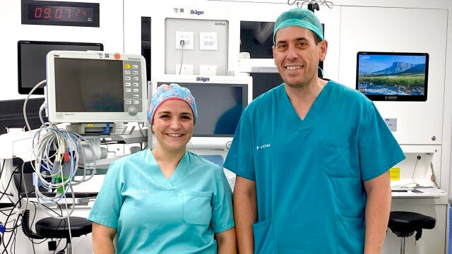 Susana Fernández y el Dr. Óscar Valencia, supervisora del área quirúrgica y jefe del Servicio de Anestesia y Reanimación, respectivamente, del Hospital Universitario Vithas Madrid Arturo Soria