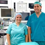 Susana Fernández y el Dr. Óscar Valencia, supervisora del área quirúrgica y jefe del Servicio de Anestesia y Reanimación, respectivamente, del Hospital Universitario Vithas Madrid Arturo Soria