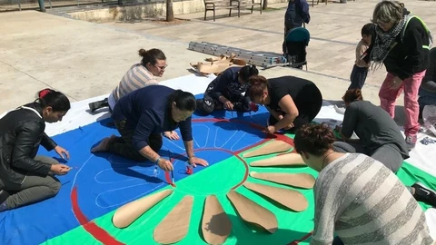 Mujeres cosen la bandera del pueblo gitano
