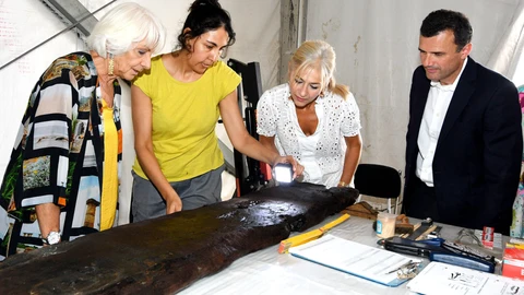 Patricia del Pozo, consejera de Cultura y Deporte, y Teófila Martínez, presidenta de la Autoridad Portuaria de la Bahía de Cádiz, examinan una de las piezas del pecio 'Delta I'