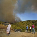 Vecinos de la zona de Villagatón observan el incendio