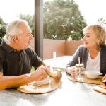 Pareja de personas meyores desayunando