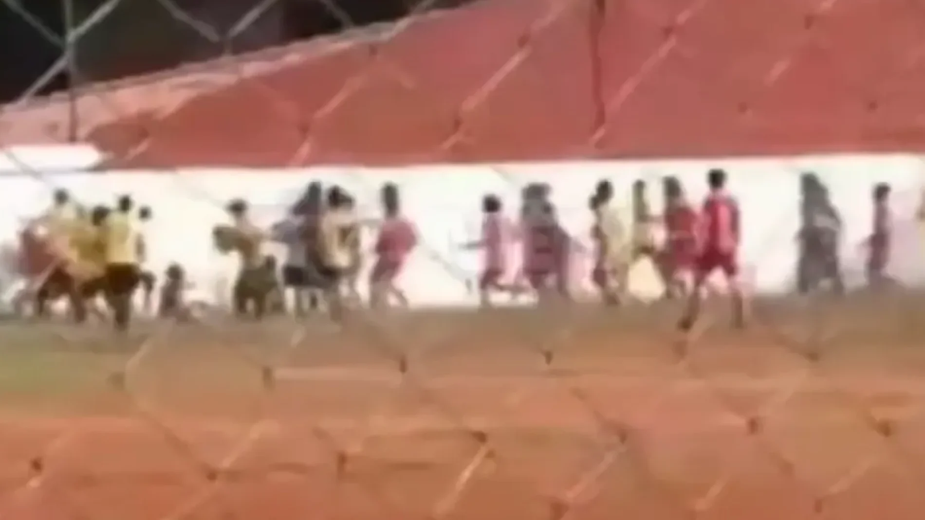 Muere un chico de 15 años durante una pelea en un partido de fútbol en el día de su debut: el agresor tiene 14 años