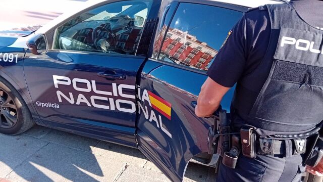 Un agente de la Policía Nacional