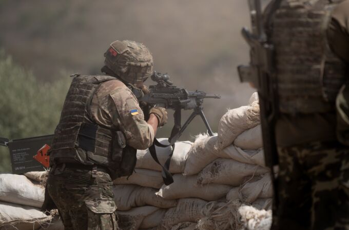 Un militar ucraniano durante la instrucción de combate