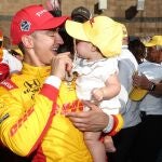 Álex Palou, tricampeón de IndyCar, con su hija