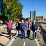 El consejero José Luis Sanz Merino visita el carril bici de Santovenia de Pisuerga junto a la alcaldesa María Antonia López y la delegada de la Junta, Raquel Alonso 