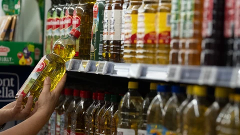 La rebaja del IVA del aceite de oliva al 0% ya ha empezado a notarse en la cesta de la compra