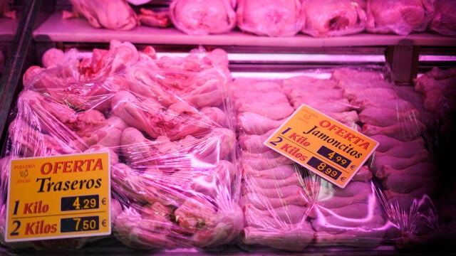 La OCU repasa la evolución de los precios de la cesta de la compra en los distintos supermercados, comunidades autónomas y productos en el último año