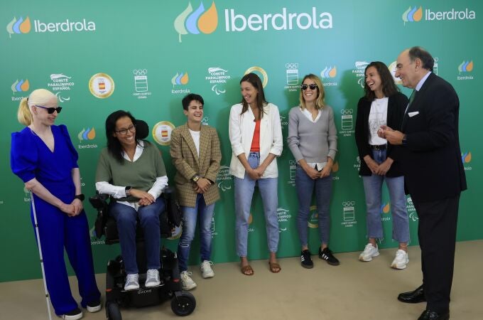 Ignacio Galán, este martes junto a Susana Rodríguez, Teresa Perales, María Pérez, Sara Sorribes, Elena Congost y Laura Ester