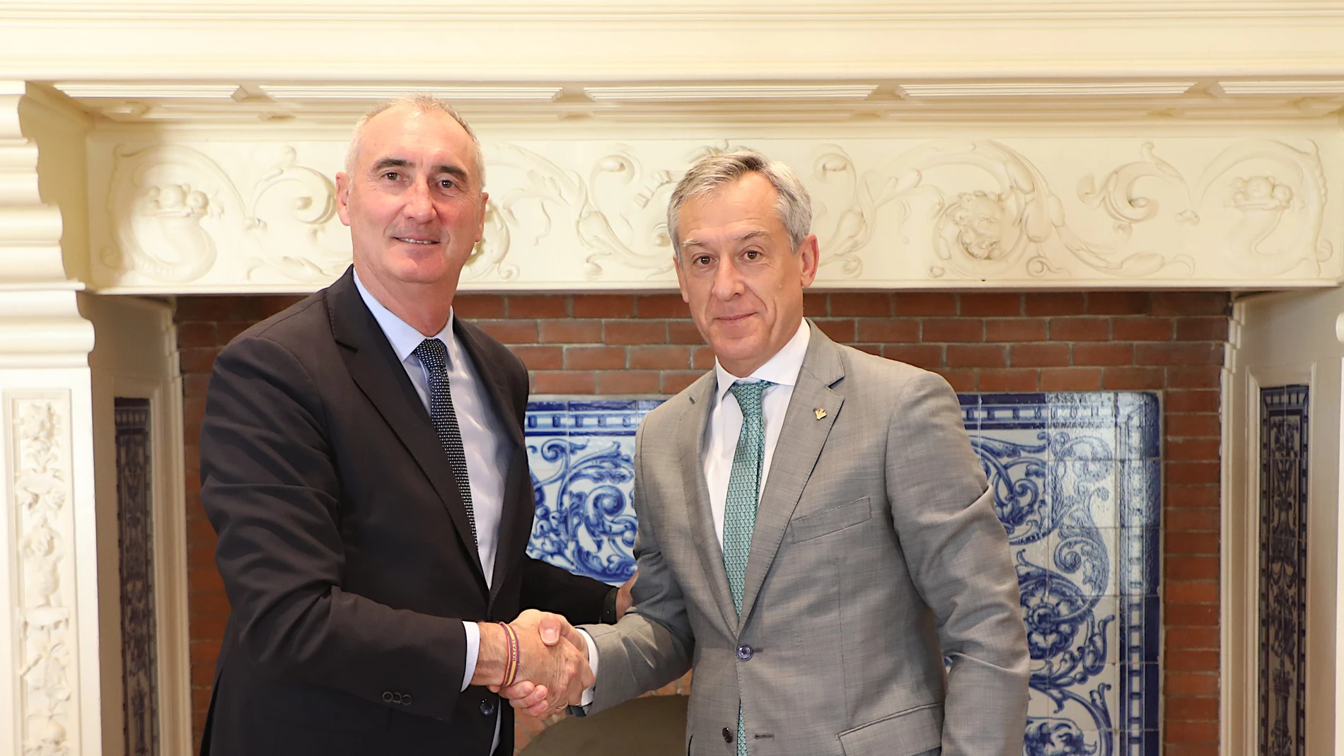 El alcalde José Mazarías junto al presidente de Eurocaja Rural, Javier López