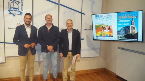 El diputado de Empleo, Desarrollo Económico y Reto Demográfico, Roberto Migallón, acompañado por el presidente de la Asociación de Empresarios de Turismo Rural, Luis Chico, han presentado el Foro de Turismo Rural, que se celebra el viernes en el Q-BO