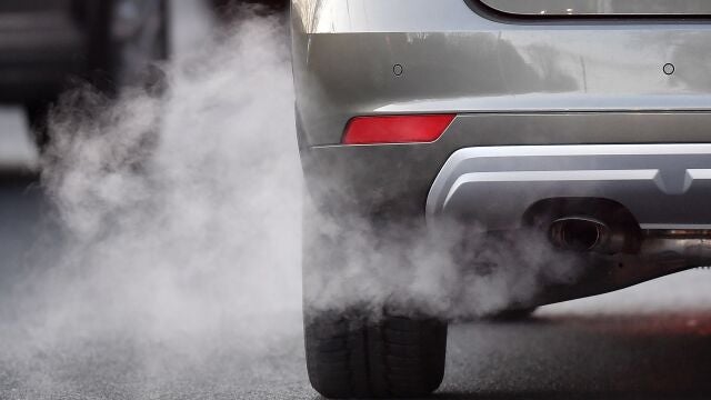 Tubo de escape de un coche echando humo