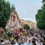 Miles de personas acompañaron a la Virgen de la Fuensanta en la romería hacia su santuario en Algezares