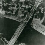 Vista aérea del puente sobre el Rin a su paso por Arnhem; las secuelas del combate son visibles en la parte superior de la fotografía