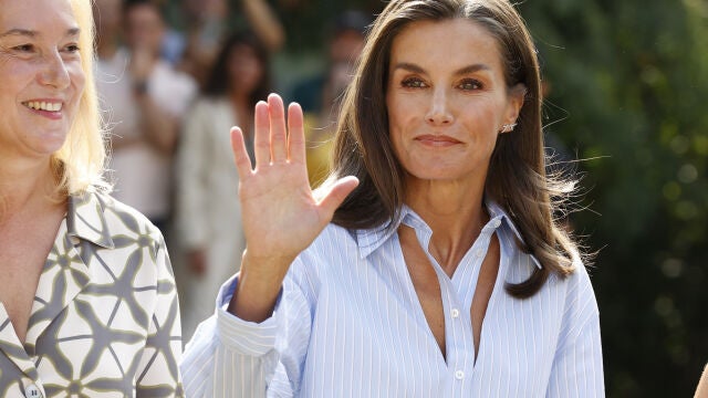 La Reina Letizia con camisa de Mango.