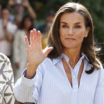 La Reina Letizia con camisa de Mango.