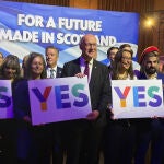 El ministro principal de Escocia, John Swinney, en Edimburgo, en acto con activistas