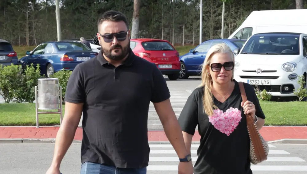 Belén Esteban y su marido Miguel acuden a la capilla ardiente de Jimmy Giménez-Arnau