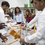 La Reina Letizia y la presidenta de Cantabria, María José Sáenz de Buruaga, durante el acto de apertura del Curso de FP en el IES Doctor José Zapatero Domínguez de Castro Urdiales