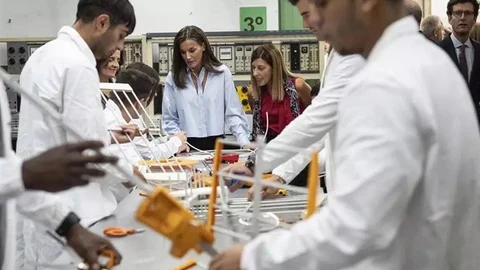 La Reina Letizia y la presidenta de Cantabria, María José Sáenz de Buruaga, durante el acto de apertura del Curso de FP en el IES Doctor José Zapatero Domínguez de Castro Urdiales