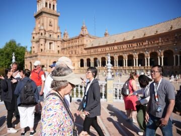 Turistas en la Plaza de España de Sevilla, uno de los enclaves monumentales más transitados de la capital hispalense