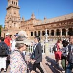 Turistas en la Plaza de España de Sevilla, uno de los enclaves monumentales más transitados de la capital hispalense