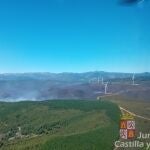 Incendio en la localidad de Brañuelas (León) en una imagen aérea.