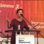  Sahra Wagenknecht, líder del partido populista de izquierdas que lleva su nombre, Alianza Sahra Wagenknecht (BSW), propuso este miércoles resolver la guerra de Ucrania "con diplomacia" ante Rusia en un acto que reunió a centenares de personas en Potsdam, capital de Brandeburgo