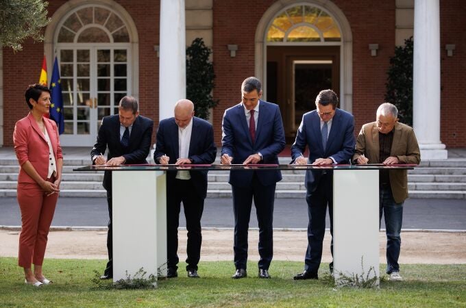 (I-D) La ministra de Inclusión, Seguridad Social y Migraciones, Elma Saiz, el presidente de Cepyme, Gerardo Cuerva, el secretario general de CCOO, Unai Sordo, el presidente del Gobierno, Pedro Sánchez, el presidente de la CEOE, Antonio Garamendi, y el secretario general de UGT, Pepe Álvarez, durante la firma del acuerdo con los agentes sociales para la flexibilización de las pensiones, en el Complejo de La Moncloa.