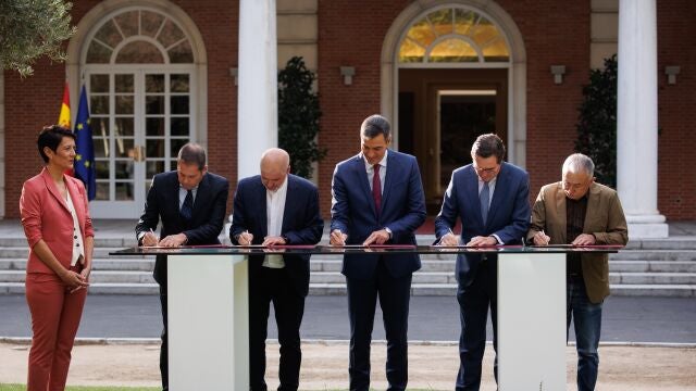 (I-D) La ministra de Inclusión, Seguridad Social y Migraciones, Elma Saiz, el presidente de Cepyme, Gerardo Cuerva, el secretario general de CCOO, Unai Sordo, el presidente del Gobierno, Pedro Sánchez, el presidente de la CEOE, Antonio Garamendi, y el secretario general de UGT, Pepe Álvarez, durante la firma del acuerdo con los agentes sociales para la flexibilización de las pensiones, en el Complejo de La Moncloa.