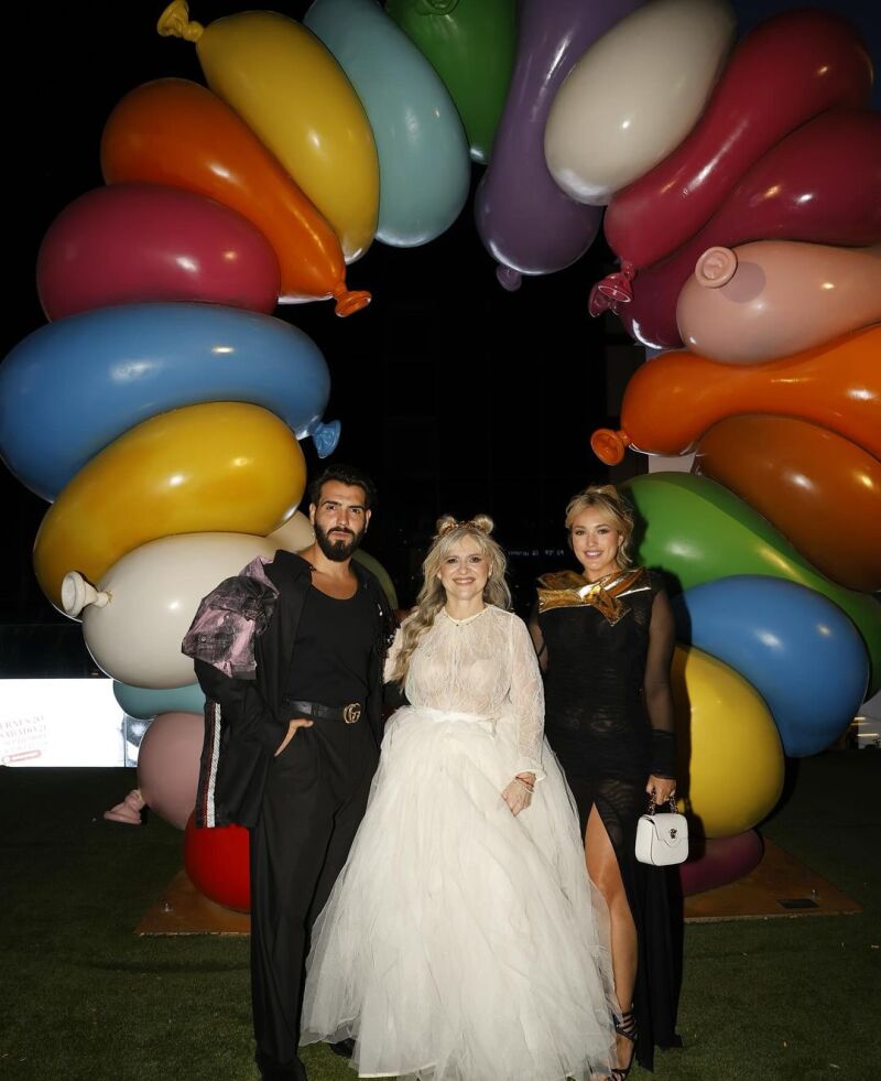 Marta Riesco junto a su pareja, Alejandro Caraza, y la diseñadora María Lafuente