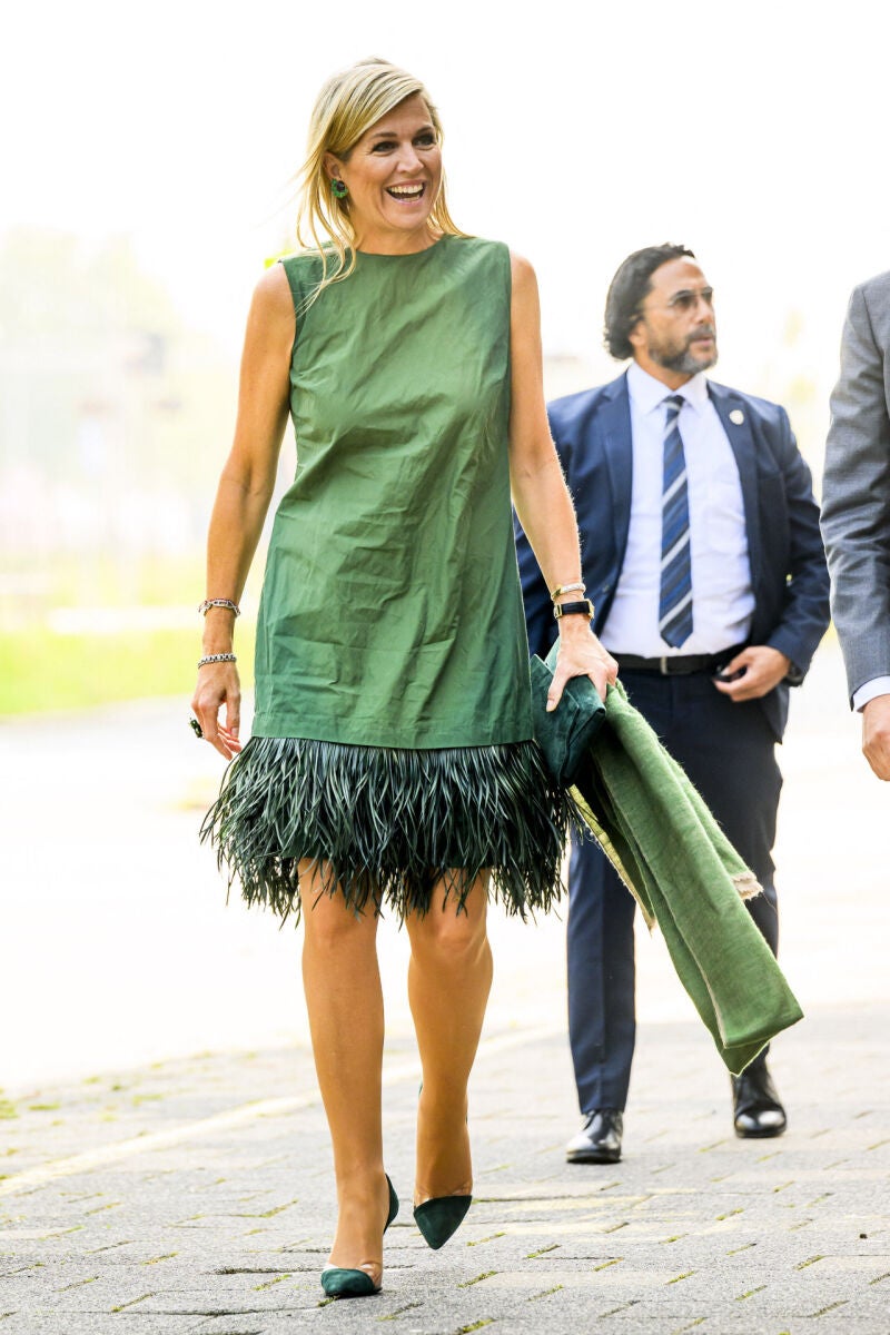 Máxima de Holanda con un vestido verde arrugado y zapatos de salón a juego 