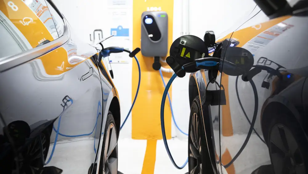 Imagen de coches eléctricos recargando las baterías en un aparcamiento de Madrid.