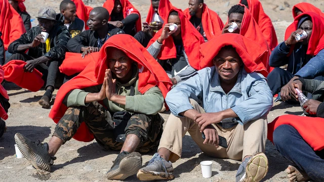 Setenta y tres inmigrantes llegan en neumática a la playa de La Garita, en Lanzarote