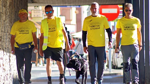 Javier González, su perro guía Xudán y Miguel Leralta recorren el Camino de Santiago para “visibilizar el suicidio” y recaudar fondos para la Asociación Hablemos de Ávila