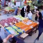 Momento en que explota un artefacto en un mercado en Líbano en un ataque coordinado contra Hizbulá