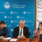 El presidente del CES, Enrique Cabero; la técnica de pobreza infantil de la Plataforma de Organizaciones de la Infancia en España, Débora Quiroga, y el presidente en Castilla y León de este organismo, Hugo Abel Díez, presentan la Encuesta de condiciones de vida con enfoque de infancia