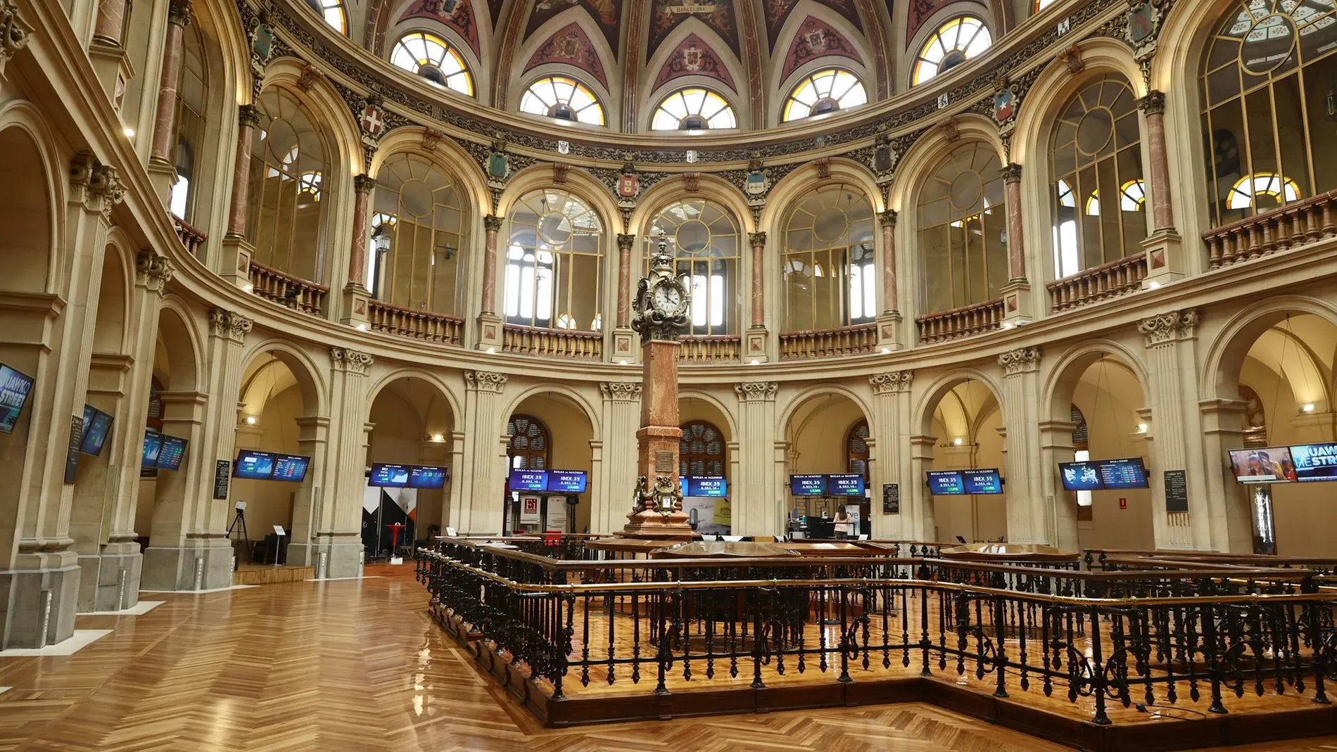 Las subidas del petróleo podrían anticipar una victoria de Kamala Harris, mientras que el alza de bitcoin y Tesla sugiere un posible triunfo de Trump