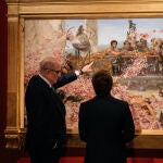 Juan Antonio Pérez Simón (izda.) explicando un detalle de "Las rosas de Heliogábalo" al alcalde de Madrid, José Luis Martínez-Almeida