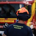 Bomberos rescatan grave a un hombre atrapado tras el derrumbe de una nave en Carabanchel