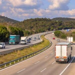 Vehículos circulando por la autopista