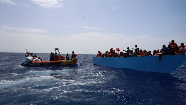 InternacionalCategorias.-Italia.- El barco de MSF auxilia a 95 migrantes en su primer rescate tras el bloqueo de Italia