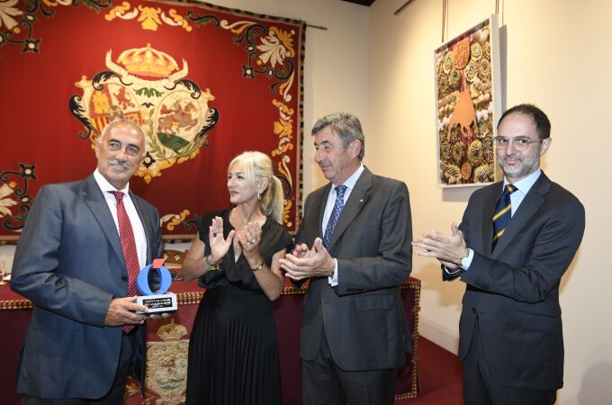 Momento de la entrega del I Premio Divisa de Literatura Taurina de LA RAZÓN, en el Salón de Carteles de la Real Maestranza de Caballería Sevilla