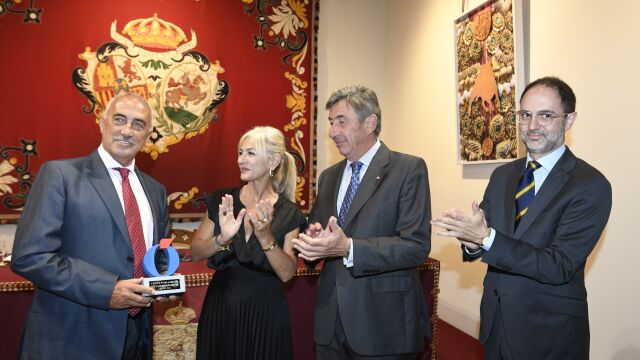 Momento de la entrega del I Premio Divisa de Literatura Taurina de LA RAZÓN, en el Salón de Carteles de la Real Maestranza de Caballería Sevilla